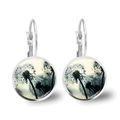 Dettaglio di orecchini a monachella argentati con ciondolo a cabochon di dente di leone - Silhouette Dente di Leone in Bianco e Nero (JY005428-2)