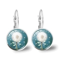 Dettaglio degli orecchini argentati con motivi di dente di leone e libellula blu - Libellula Dente di Leone Sfondo Blu Verde (JY005428-3)