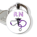 Detail van metalen RN-sleutelhanger met paarse stethoscoop en medisch caduceus-logo - RN Verpleegster Logo (JY005477-4)