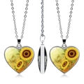 Detailansicht einer herzförmigen Sonnenblumen-Halskette mit realistischen Blumenmustern - Realistischer Sonnenblumen-Stil (JY005549-1)