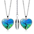 Dettaglio del ciondolo a cuore albero della vita che mostra il design a doppia faccia - Sfumatura Blu Verde Albero della Vita (JY005559-5)