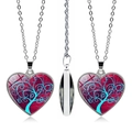 Dettaglio della collana con pendente a cuore bifacciale e Albero della Vita blu su vetro - Rosso Profondo Albero della Vita (JY005559-6)