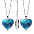 Détail macro du pendentif en forme de cœur avec motif nébuleuse et collier argenté - Style Nébuleuse Bleue (JY005561-3)
