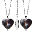 Collier avec pendentif cœur nébuleuse double face et chaîne argentée sous plusieurs angles - Style Nébuleuse Dorée (JY005552-6)