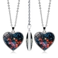 Vue détaillée du collier pendentif coeur galaxie double face avec verre nébuleuse et chaîne - Style Galaxie de l'Espace Profond (JY005552-7)