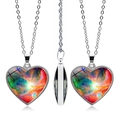 Vue détaillée du collier cœur double face avec pendentif galaxie en verre coloré - Style Galaxie Colorée (JY005552-9)