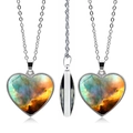 Vue en trois angles d'un collier pendentif cœur galaxie avec motif nébuleuse sur chaîne argent - Style Galaxie Orange Bleu (JY005552-12)
