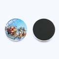 Vista dettagliata del magnete da frigo natalizio rotondo con cupola in vetro - Babbo Natale che vola nella notte innevata (JY005886-3)