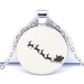Détail du pendentif de Noël argenté avec silhouette du Père Noël et des rennes sur blanc - Silhouette du vol du Père Noël (JY005834-5)