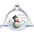 Vue macro du pendentif de Noël argenté avec bonhomme de neige et texte de fête - Bonhomme de neige avec chapeau haut de forme Joyeux Noël (JY005834-8)