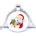 Détail du pendentif de Noël avec illustration du Père Noël sur une chaîne argentée - Père Noël dessin animé tenant des cadeaux (JY005834-10)