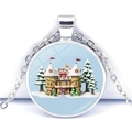 Détail de l'illustration Santa's Castle dans un pendentif rond en verre argenté - Château du Père Noël sous la neige (JY005834-12)
