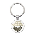Dettaglio macro del portachiavi tributo RBG con slogan VOTE e iconica icona del colletto - Jy006024-1