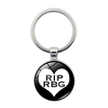 Dettaglio macro del portachiavi d'argento commemorativo con ciondolo a cuore RIP RBG lucido - Stile Cuore Memoriale RIP (JY006024-2)