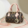 Borsa a mano Boston alla moda con stampe geometriche, manici rosa e ciondolo a stella - caffè