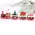 Dettaglio del trenino di Natale in legno con omino di pan di zenzero e decori festivi - Stile Albero Di Natale