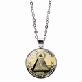 Dettaglio di una collana steampunk argento con l'occhio della provvidenza e piramide - Argento