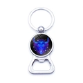 Dettaglio del design zodiaco Toro sull'apribottiglie portachiavi in metallo argento - Toro (XSWX0236-Taurus)