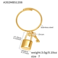 Detail eines Goldrings aus Edelstahl mit Zirkon-Schlüssel- und Schlossanhängern und Daten - Schloss und Schlüssel Anhänger Stil (A392) / Gold / US 7