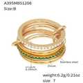 Makroaufnahme der dreischichtigen goldenen Edelstahlringe mit Zirkon-Schloss und Schlüssel - Mehrlagig Gestapelt Typ B (A395) / Gold / US 7