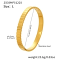 Vista detallada del brazalete de acero inoxidable bañado en oro de 18k con circonitas y talla L - L / Estilo Geométrico Acanalado Vertical (Z535) / Dorado