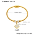 Detalle de brazalete de acero chapado en oro 18k con colgante CZ y cierre magnético - Estilo de Cadena de Serpiente con Colgante Cuadrado (Z249) / Dorado
