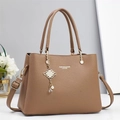 Sac à main en cuir PU marron à grain litchi avec deux poignées et un pendentif à gland - Kaki