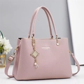 Sac à main rose en cuir grainé avec grande capacité et pendentifs dorés élégants - Rose