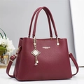 Sac à main élégant bordeaux en cuir croisé avec lettrage doré et pendentif perle - Rouge
