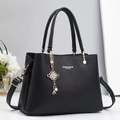 Sac à main chic en cuir noir à grain de litchi avec pendentif chaîne dorée et perle - Noir