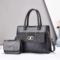 Détail de l'ensemble de sacs en cuir noir mat avec fermoir doré GD et bandoulière chaîne - Gris