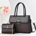 Détails du sac à main marron foncé en cuir texturé et mini pochette avec chaîne dorée - Longueur 27 Largeur 12 Hauteur 20 / café