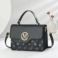 Elegante bolso de cuero negro con hebilla dorada en M y patrón de monograma floral lateral - Negro
