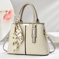Dettaglio borsa tote color crema con trama a quadri, dettagli oro e sciarpa di seta - 30x12x23cm / Cachi