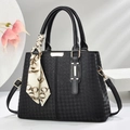 Elegante borsa a secchiello nera testurizzata con foulard di seta e dettagli dorati lucidi - 30x12x23cm / Nero