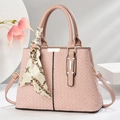 Borsa a mano rosa con goffratura a scacchi, manico superiore e dettaglio foulard - 30x12x23cm / Rosa