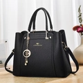 Sac à main élégant en cuir noir grainé avec logo doré et pendentif perle - Noir
