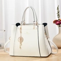 Sac fourre-tout blanc en cuir grainé avec logo kangourou doré et bandoulière - Blanc Cassé