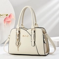 Elegante bolso beige con colgante de perla de corazón y detalle de logotipo metálico - Blanco Roto