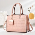 Sac à main rose texture crocodile avec mini pendentif et bandoulière ajustable - Rose