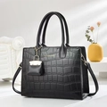 Sac à main noir à motif pierre avec mini pendentif et inscription FASHION & BAG chic - Noir