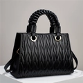 Elegante borsa a mano trapuntata nera con manico intrecciato e anelli d'oro - Nero
