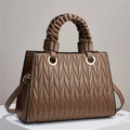 Détail du sac à main marron foncé montrant la texture matelassée et la poignée tressée - 30cmx11cmx21cm / Kaki