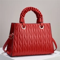 Sac à main rouge matelassé vertical en similicuir avec poignée tressée et détails dorés - 30cmx11cmx21cm / Rouge