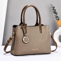 Detailopname van geweven shopper met lederen handvatten en modieuze metalen hanger - Khaki