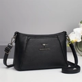 Bolso de hombro elegante en cuero lichi negro con logo metálico y correa ajustable - Negro