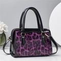 Détails du sac à main léopard violet avec des finitions en cuir verni noir brillant - Violet