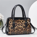 Détails du sac à main imprimé léopard avec finition brillante et ferrures dorées de luxe - Marron