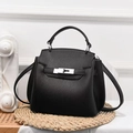Premium Handtasche aus schwarzem Leder mit silbernem Verschluss in 45-Grad-Seitenansicht - Schwarz