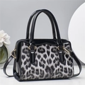 Sac à main tendance à imprimé léopard avec finitions en cuir verni noir et détails dorés - Imprimé Léopard Noir et Blanc
